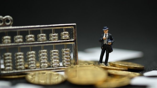 配资平台提供咨询 26家公募上报首批基于业绩比较基准的浮动费率基金